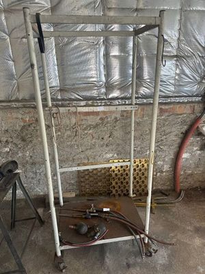 une photo d'un support métallique auquel est fixé un tuyau