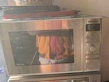 un micro-ondes posé sur un comptoir
