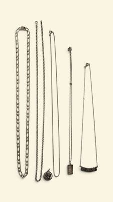 de nombreux modèles de colliers sur fond blanc