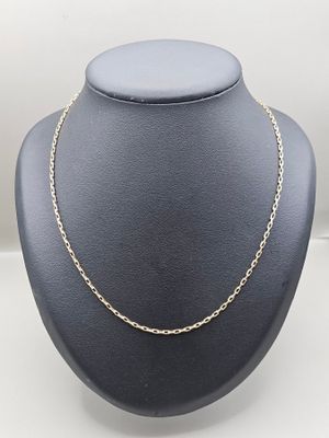 un collier à chaîne en or sur un mannequin de vitrine