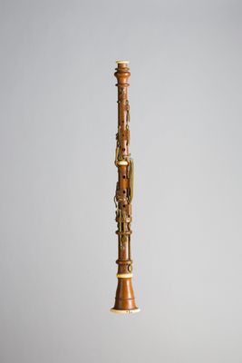 un petit instrument en bois suspendu au plafond