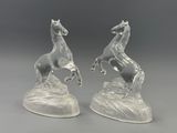 paire de figurines en cristal représentant un cheval et son cavalier sur un rocher