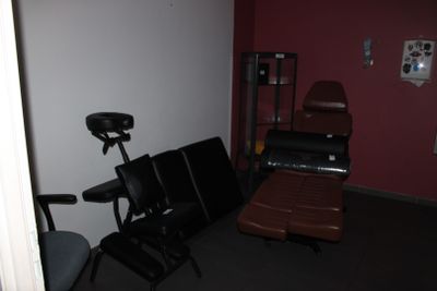 une pièce dans laquelle se trouvent une chaise, une chaise et une table