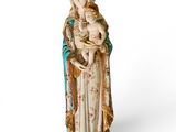 l'image d'une statue représentant une femme tenant un bébé dans ses bras
