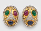 une photo d'une paire de boucles d'oreilles en or, rubis, émeraudes, saphirs et diamants