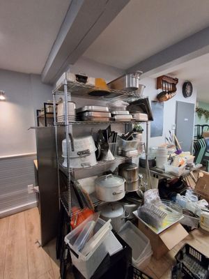 une cuisine avec beaucoup de désordre sur le comptoir