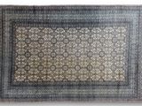 un grand tapis avec un motif au milieu