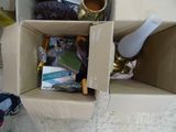 une boîte remplie d'objets posés sur le sol