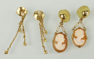 trois paires de boucles d'oreilles avec des chaînes en or et des camées