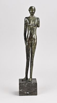 statue d'une femme debout sur un socle en marbre