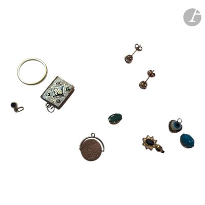 plusieurs types de bijoux sont présentés sur une surface blanche
