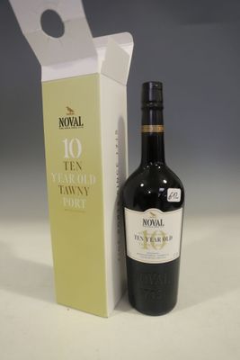 une bouteille de vin à côté d'une boîte