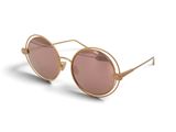 gros plan d'une paire de lunettes de soleil sur fond blanc