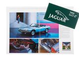 un livre sur lequel figure l'image d'une voiture Jaguar