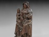 une statue en bronze représentant une femme et deux enfants