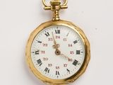 une montre de poche en or avec des chiffres romains