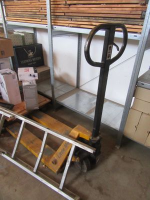 une pile de boîtes sur une palette dans un entrepôt
