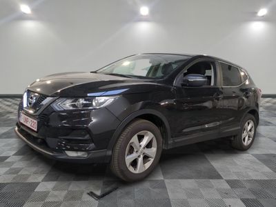 La Nissan QX-V noire est garée sur un sol en carrelage à damier.