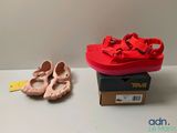 des chaussons de danse roses et une boîte de chaussures rouges posées sur une table