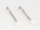 une paire de boucles d'oreilles en perles et diamants