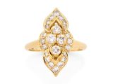 une bague en or jaune sertie d'un bouquet de diamants blancs