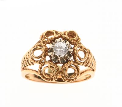 l'image d'une bague en or sertie d'un diamant
