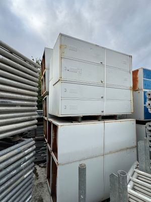 une pile de réfrigérateurs blancs empilés les uns sur les autres