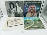 Trois disques sont posés sur une table blanche, à côté d'une photo en noir et blanc représentant un homme et une femme.