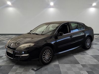 la photo d'une voiture noire sur un sol en damier