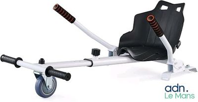 un gros plan sur la trottinette d'un jeune enfant sur fond blanc