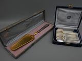 des couverts dans un coffret muni d'une poignée dorée et contenant des cuillères
