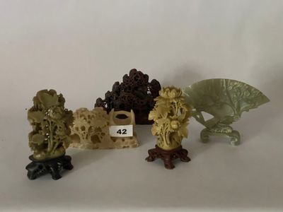 un grand nombre de petites figurines posées sur une table