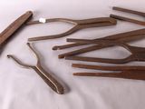 de nombreux outils posés sur une surface blanche