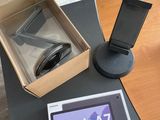 une boîte contenant un téléphone et une tablette, posée sur une table