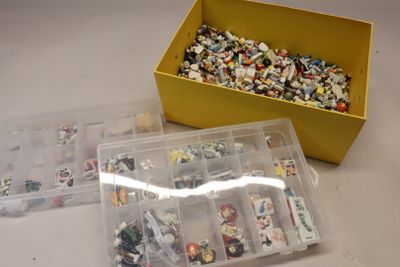 deux boîtes remplies de Lego posées sur une table