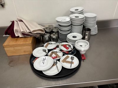 ensemble important de vaisselle de restaurant dont assiett… - Photo 1