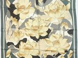 un gros plan sur une écharpe carrée ornée de fleurs jaunes