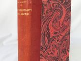 un vieux livre à la couverture rouge posé sur une table blanche