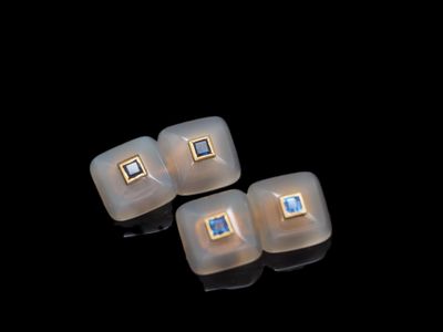 trois pièces d'oplite sont empilées les unes sur les autres sur une surface noire
