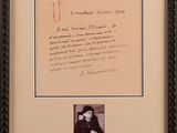 une vieille photo d'un homme en costume-cravate, accompagnée d'une lettre manuscrite