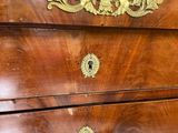 une commode en bois ornée de motifs dorés