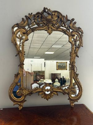 un miroir posé sur une table