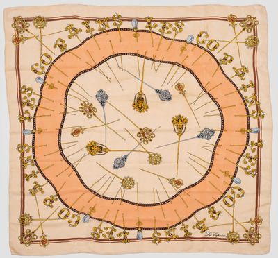 un foulard carré orné d'un motif de fleurs et de feuilles