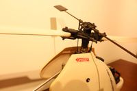 Hélicoptère télécommandé en plastique blanc. (photo 6)