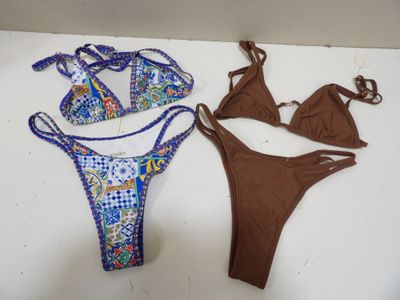 Deux maillots de bain sont posés sur une surface blanche