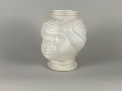 un vase blanc orné d'une tête de femme