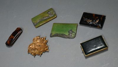 cinq bijoux posés ensemble sur une table
