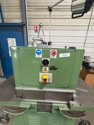 l'image d'une machine posée sur une table