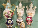 de nombreux vases différents exposés dans une vitrine