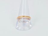 un vase en verre transparent orné d'un anneau doré